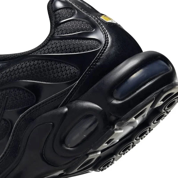 NIKE AIR MAX PLUS "TRIPLE BLACK"